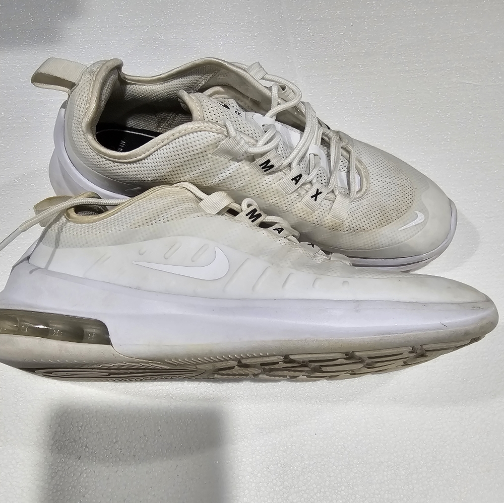White Nike Air Max